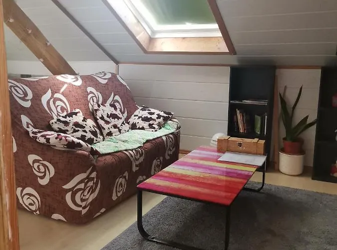 Gaestezimmer Im Altbau Dachgeschoss Mit Kleinem Bad Wlan, Tv Und Parkplatz