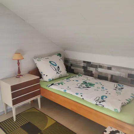GästeZimmer im DG Dachschräge mit kleinem Bad WLAN, TV und Parkplatz Lachen Exterior foto