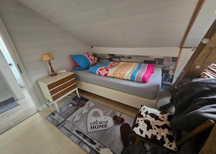 GästeZimmer im DG Dachschräge mit kleinem Bad WLAN, TV und Parkplatz