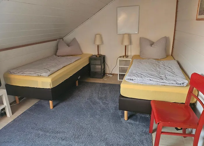 GästeZimmer im DG Dachschräge mit kleinem Bad WLAN, TV und Parkplatz