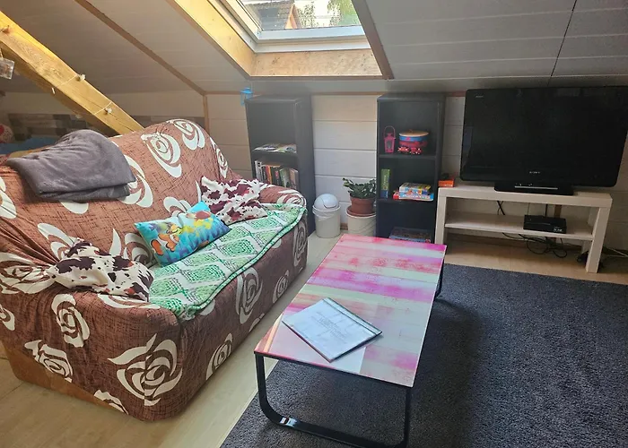 GästeZimmer im DG Dachschräge mit kleinem Bad WLAN, TV und Parkplatz