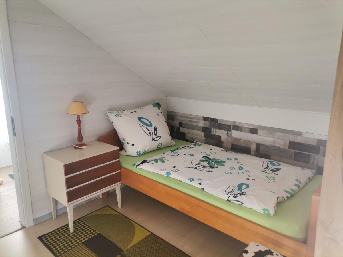 Gästezimmer Im Dg Dachschräge Mit Kleinem Bad Wlan, Tv Und Parkplatz Apartment