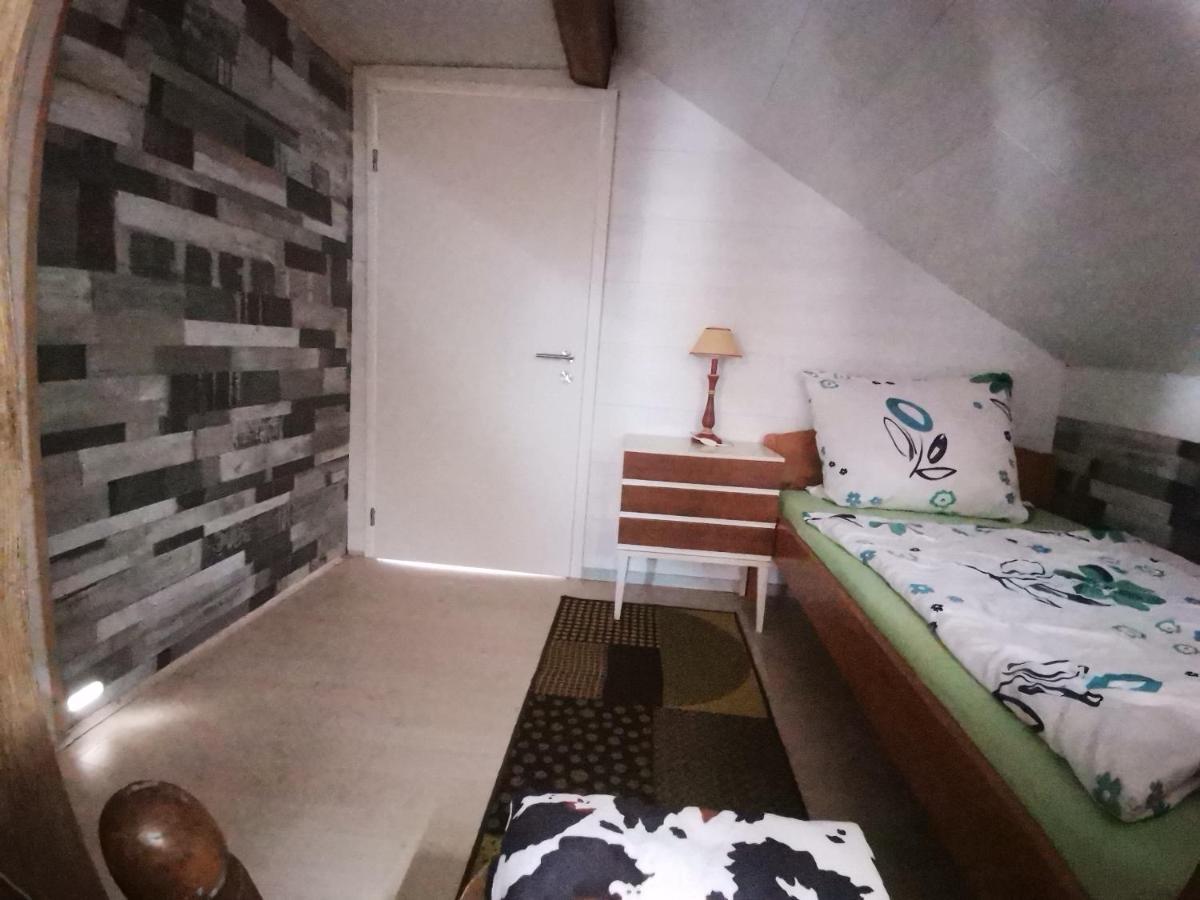 Gästezimmer Im Dg Dachschräge Mit Kleinem Bad Wlan, Tv Und Parkplatz Lachen