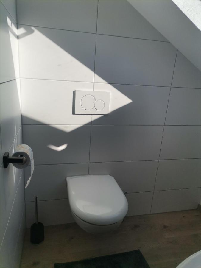 Gaestezimmer Im Altbau Dachgeschoss Mit Kleinem Bad Wlan, Tv Und Parkplatz