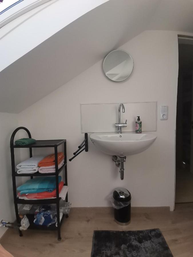 Apartment Gästezimmer Im Dg Dachschräge Mit Kleinem Bad Wlan, Tv Und Parkplatz