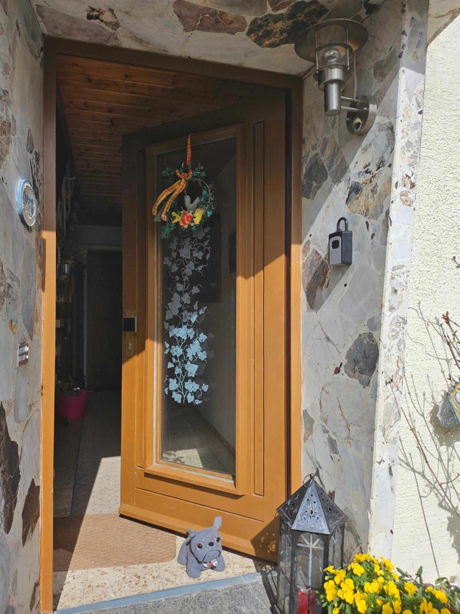Appartement Gaestezimmer Im Altbau Dachgeschoss Mit Kleinem Bad Wlan, Tv Und Parkplatz Lachen