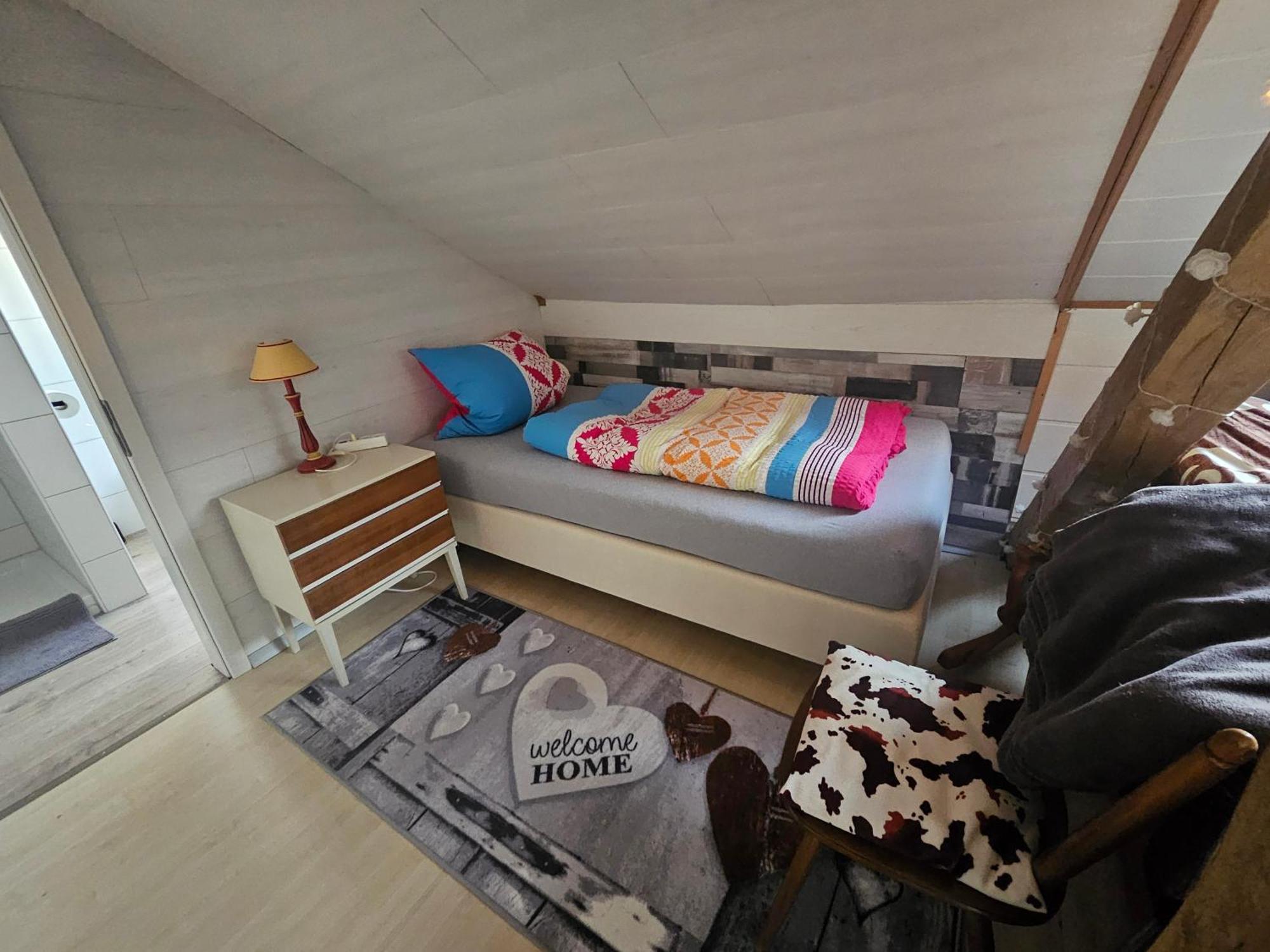 Gaestezimmer Im Altbau Dachgeschoss Mit Kleinem Bad Wlan, Tv Und Parkplatz Appartement